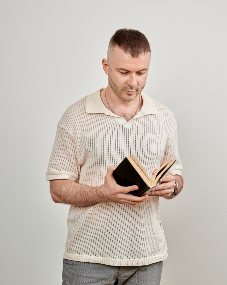 Андрей с книгой